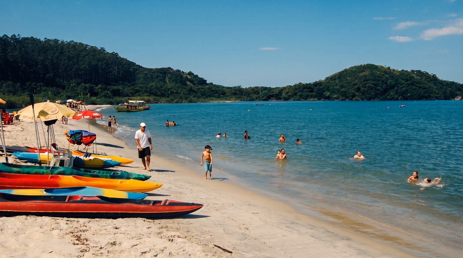 Praia de São Gonçalo em Paraty com faixa de areia clara e mar tranquilo
