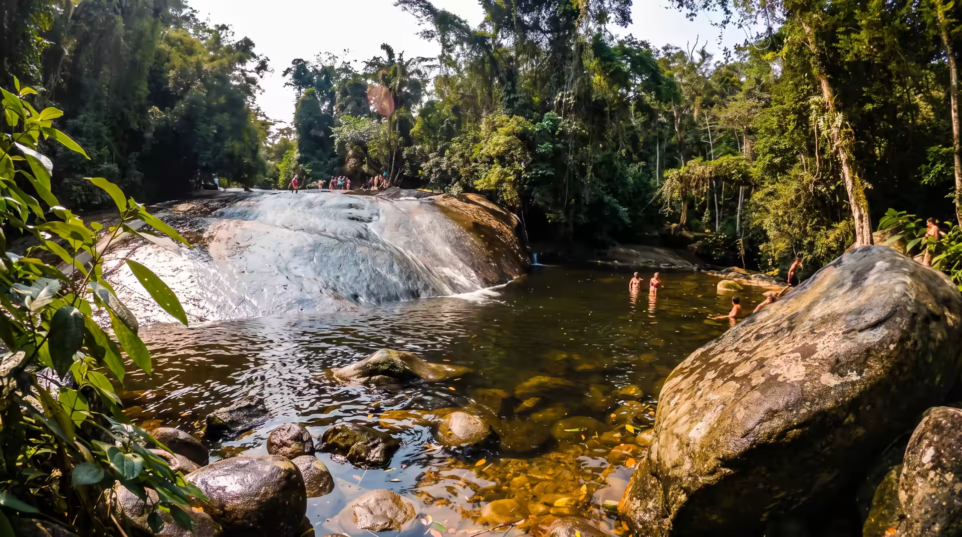Cachoeira do Tobogã cercada por mata e pedras em Paraty
